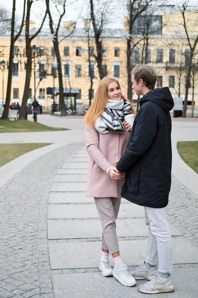 Sensual Joven Pareja Enamorada Llevando Atuendo Elegante Tomados Mano Disfrutando — Foto de Stock