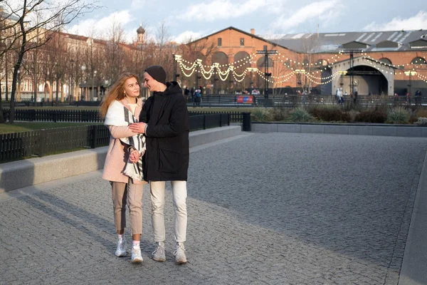 Stilvolles Junges Verliebtes Paar Spaziert Feierabend Stadtpark — Stockfoto