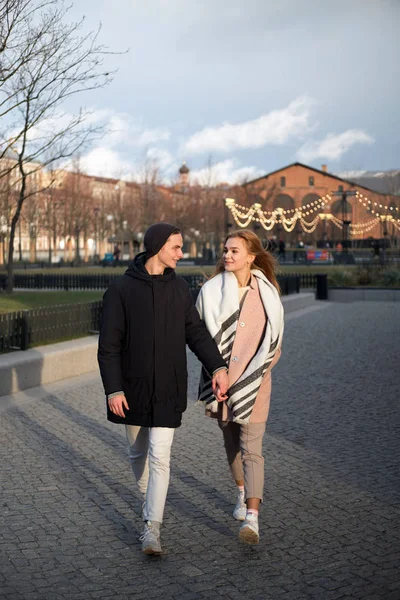 Stilvolles Junges Verliebtes Paar Spaziert Feierabend Stadtpark — Stockfoto