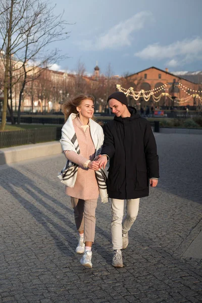 Stilvolles Junges Verliebtes Paar Spaziert Feierabend Stadtpark — Stockfoto