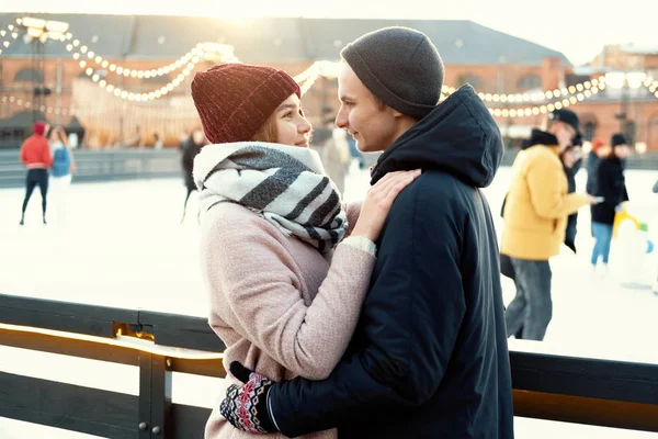 Stilvolles Junges Verliebtes Paar Umarmt Sich Kalten Winter Der Nähe — Stockfoto
