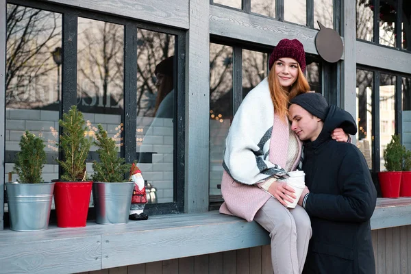 Hübsche Mode Sinnliche Stilvolle Paar Liebe Kaffee Trinken Auf Der — Stockfoto