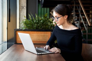 Dizüstü bilgisayar, bilgisayar ve dizüstü kafede, freelancer, çevrimiçi, eğitim ile çalışma konsantre ciddi erkek üzerinde çalıştığı kafe odaklı iş kadın oturup insanlar internet faturaları kontrol,