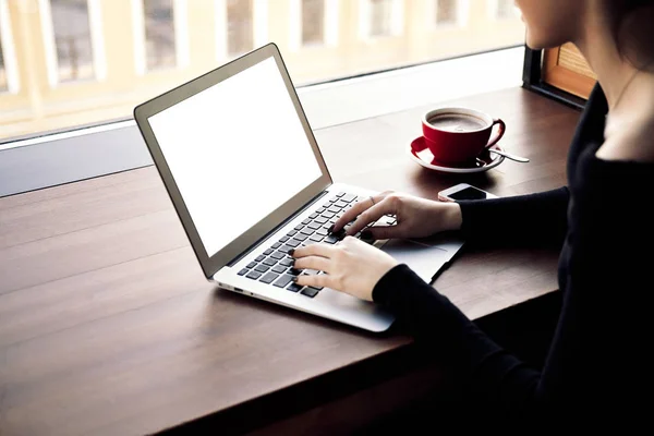 Geschäftsfrau Arbeitet Laptop Trinkt Cappuccino Café Ihre Hände Tippen Text — Stockfoto