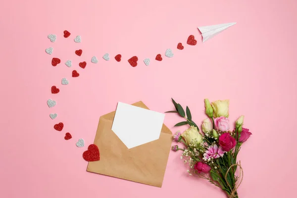 발렌타인 나비와 텍스트 심장의 패스와 비행기의 꽃다발 발렌타인 메시지 보내기 — 스톡 사진
