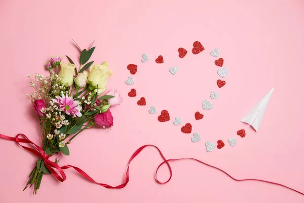 Composição Dia Valentim Buquê Flores Com Laço Fita Forma Coração — Fotografia de Stock
