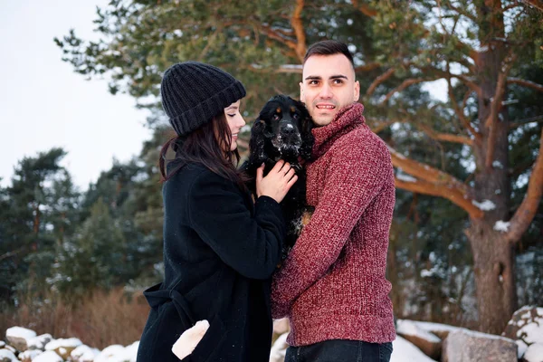 Glückliches Verliebtes Paar Umarmt Und Spielt Winter Mit Hund Park — Stockfoto