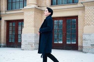 Kısa saç stili giyen ile şık şık kadın mavi ceket portresi. Bin yıllık Asyalı kız trendy kıyafetler City kışın sokak yürüyüş içinde.