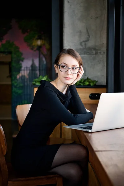 Eine Hübsche Geschäftsfrau Arbeitet Laptop Nutzt Ein Smartphone Eine Freiberuflerin — Stockfoto