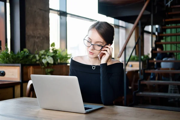 Fokussierte Geschäftsfrau Sitzt Café Und Arbeitet Laptop Konzentrierte Ernsthafte Frau — Stockfoto