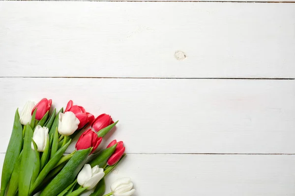 Κενό Ευχετήρια Κάρτα Τουλίπες Λουλούδια Στο Λευκό Ξύλινο Τραπέζι Ρομαντική — Φωτογραφία Αρχείου