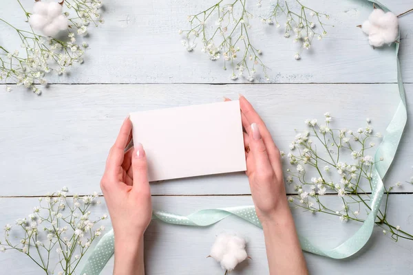 Hermosas Manos Femeninas Sosteniendo Tarjeta Papel Vacía Con Espacio Blanco —  Fotos de Stock