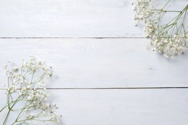 Arka plan, çiçekli çerçeve mavi ahşap masa üzerinde bahar. Afiş mockup Womans ya da anneler günü, Paskalya, Bahar tatili için. Görünümünün üzerinde düz lay.