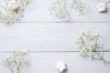 Arka plan, çiçekli çerçeve mavi ahşap masa üzerinde bahar. Afiş mockup Womans ya da anneler günü, Paskalya, Bahar tatili için. Görünümünün üzerinde düz lay.