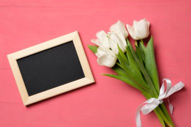 Beyaz Laleler ve fotoğraf çerçevesi ile kopya alanı için pembe ahşap arka plan üzerinde kutlama metin, afiş mockup Womans gün ve Paskalya için buket