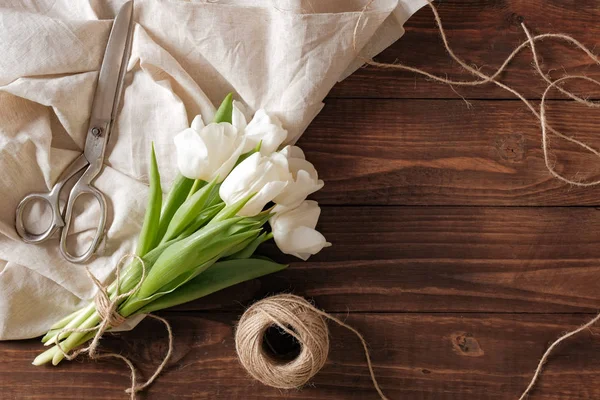 Kadın düğün günü kompozisyon, doğal ahşap masaya Lale çiçek buketi. Görünümünün üzerinde düz lay