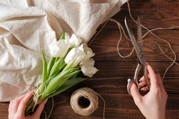 Kadın çiçekçi güzel Lale buketi çiçek dükkanında bir bahar tatil için yapma. Düz yatıyordu, en iyi görünümü.