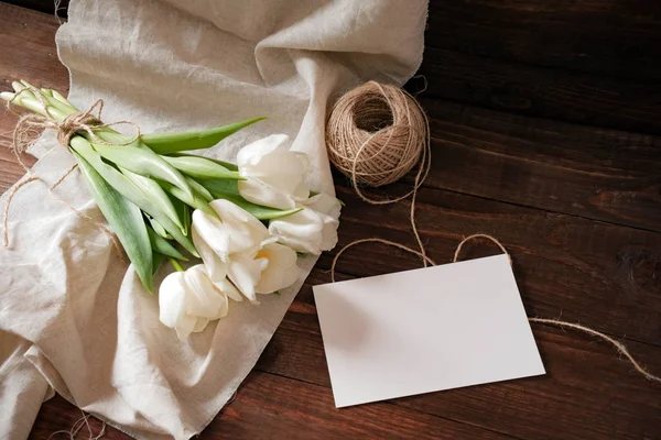 Bahar çiçek doğal ahşap masa arka plan üzerinde grup ile boş tebrik kartı. Kartı davetiye düğün, ihale womans gün kompozisyon, Lale buketi, kadın Danışma görünümünün üst