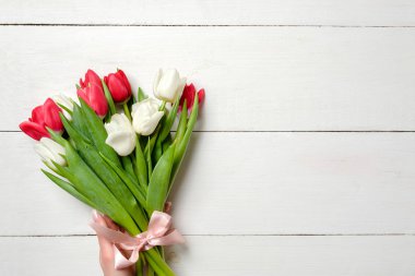 Kopya alanı metin için beyaz tahta masada Lale buketi. Daveti veya kutlama afiş mockup için bahar tatil, Uluslararası Kadınlar günü 8 Mart, düğün, anneler günü