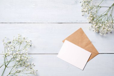 Vintage zarf açık mavi ahşap renkli çiçekleri ile. Afiş mockup womans ya da anne günü, düğün invintation, Paskalya kartı için. Düz yatıyordu, en iyi görünüm, kopya alanı metin için.