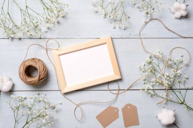 Vintage fotoğraf çerçevelemek açık mavi ahşap renkli çiçekleri ile. Afiş mockup womans ya da anne günü, düğün invintation, Paskalya kartı ile kutlama için. Düz yatıyordu, en iyi görünüm, kopya alanı metin için.