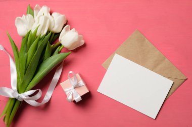 buket laleler ve kraft Zarfın üzerinde pembe Resepsiyon arka plan ile boş kartı