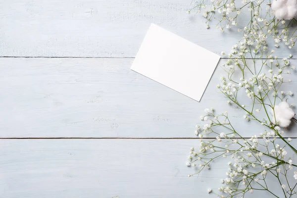 Tarjeta Blanco Para Invitación Felicitación Pequeña Caja Regalo Ramo Flores — Foto de Stock