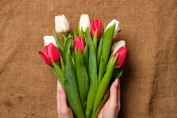 Bouquet Tulips Blank Card Kraft Envelope Pink Desk Background — Stock Photo, Image