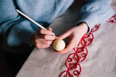 Eller Paskalya yortusu yumurta fırça ile boyama