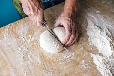 Yaşlı kadın baker kesme hamur ev mutfak