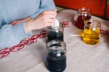 Paskalya yortusu yumurta sıvı üzerinde boyama el. Paskalya, Paskalya yumurta boyama kutlamak için hazırlık.