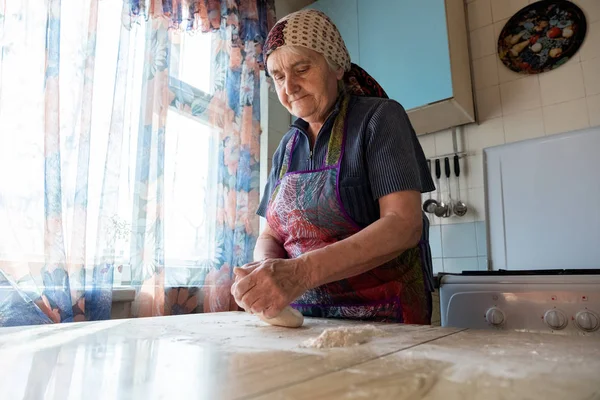 Старшая Женщина Месит Тесто Своей Домашней Кухне Бабушка Готовит Хлебобулочные — стоковое фото