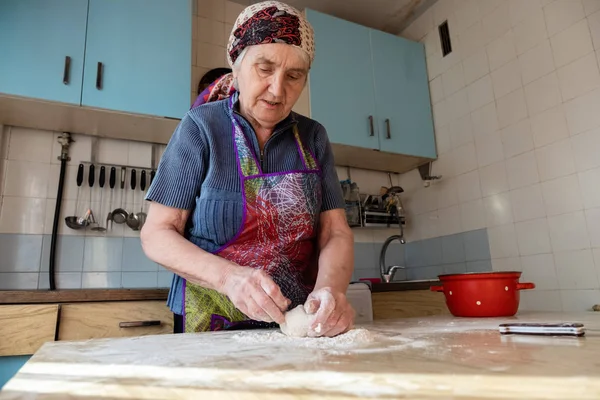 Старшая Женщина Месит Тесто Своей Домашней Кухне Бабушка Готовит Хлебобулочные — стоковое фото