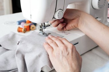 Yakın çekim kısmi görünümü terzi Dikiş makine ve tekstil kumaş atelier atölyesinde çalışma