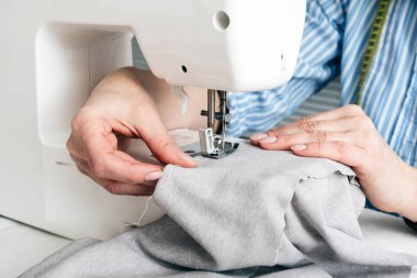 Yakın çekim kısmi görünümü terzi Dikiş makine ve tekstil kumaş atelier atölyesinde çalışma