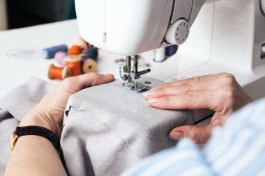 Yakın çekim kısmi görünümü terzi Dikiş makine ve tekstil kumaş atelier atölyesinde çalışma