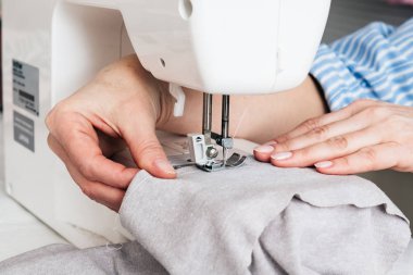 Yakın çekim kısmi görünümü terzi Dikiş makine ve tekstil kumaş atelier atölyesinde çalışma