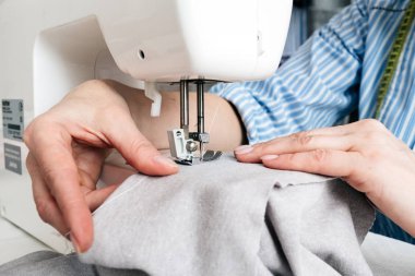 Yakın çekim kısmi görünümü terzi Dikiş makine ve tekstil kumaş atelier atölyesinde çalışma