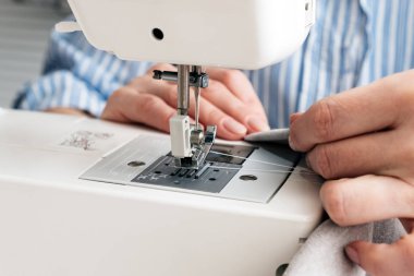 Yakın çekim kısmi görünümü terzi Dikiş makine ve tekstil kumaş atelier atölyesinde çalışma