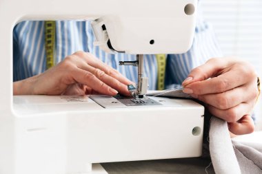 Yakın çekim kısmi görünümü terzi Dikiş makine ve tekstil kumaş atelier atölyesinde çalışma