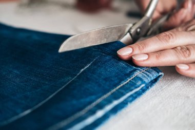 Terzi kesim kot Atölyesi'nde makas ile kesme