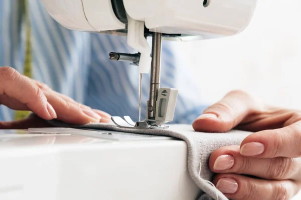 Частичный Обзор Работы Швеи Швейной Машиной Текстильной Тканью Мастерской Ателье — стоковое фото
