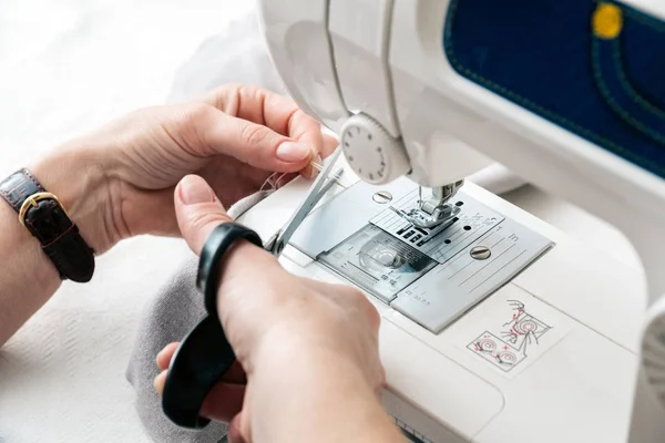 Close Partial View Seamstress Working Sewing Machine Atelier Workshop Female — Stock Photo, Image