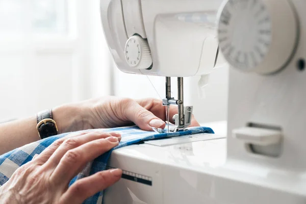 在裁缝车间使用缝纫机的妇女的手 — 图库照片