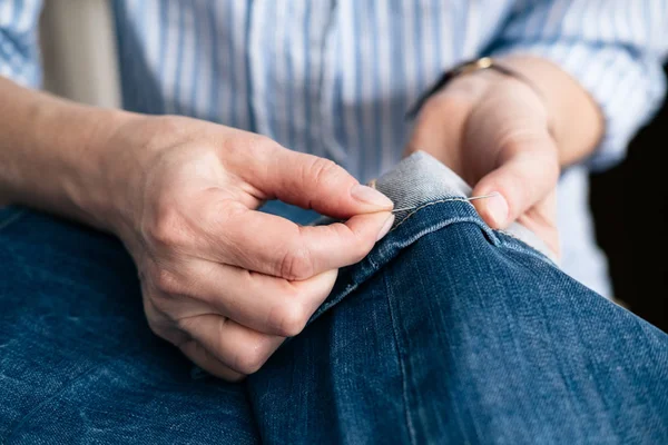 Schneiderin Näht Jeansaum Werkstatt Nahsicht Auf Hände Mit Nähnadel — Stockfoto