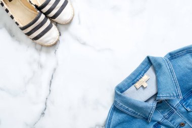 Denim ceket ve çizgili yaz sandalet mermer arka plan köşelerinde. Trendy düz yatıyordu kompozisyon, rahat giyim güzellik moda blogger, moda bayan, KAV kız, yenilikçi.