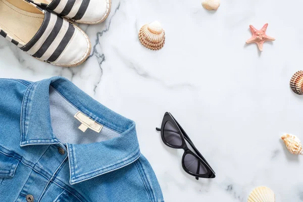 Composição Férias Verão Jaqueta Calça Moda Óculos Sol Sandálias Listradas — Fotografia de Stock