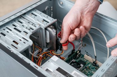 Şeytan (seri halinde, ek, seri halinde Ata) veri kabloyu sabit disk aygıtı takmadan adamın elini. Yığın depolama aygıtları, bağlanmak için bilgisayar veri yolu arabirimi görünümü kapatın.