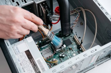 Profesyonel tamirci eski kişisel bilgisayar içinde bir temizleme fırçası tutan el. Pc Temizleme ve bakım kavramı, yakın görünümü.