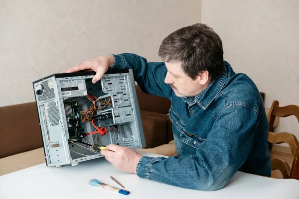 Ingegnere Informatico Con Cacciavite Mano Sta Riparando Personal Computer Uomo — Foto Stock